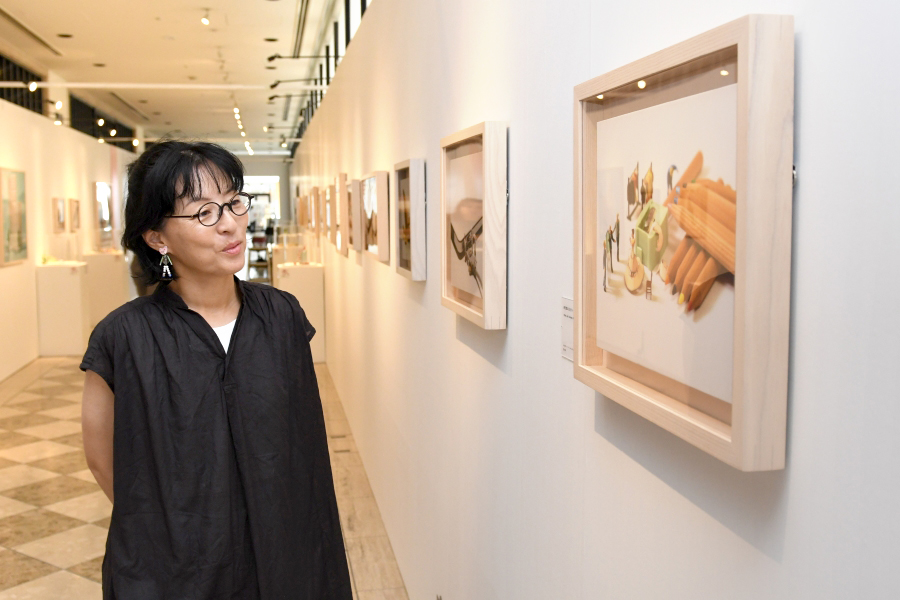 対談前に作品を鑑賞する柴田さん。「すごいなぁ！」がたくさん飛び出しました