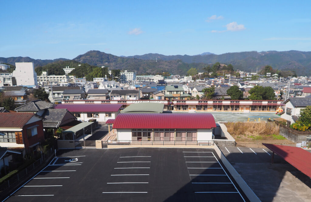 駐車場（30台）も完備しているので、車での送迎もできます