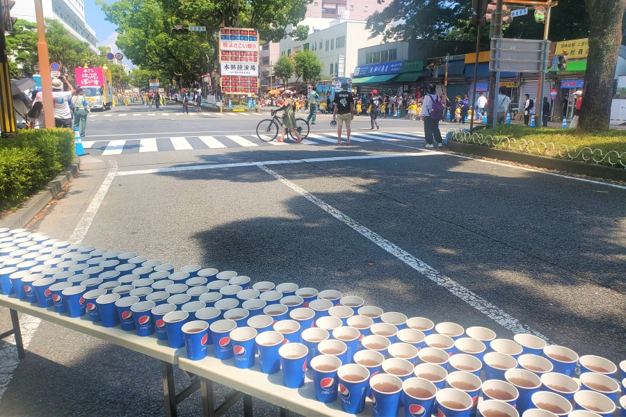 追手筋本部競演場の給水所。紙コップをずらっと並べて、踊り子さんを出迎えます