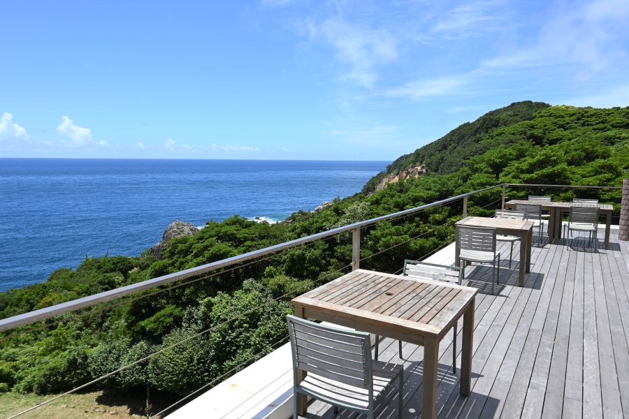 海と空の青と山々の緑。レストランのテラスでは鮮やかな景色を眺めながら、食事が楽しめます