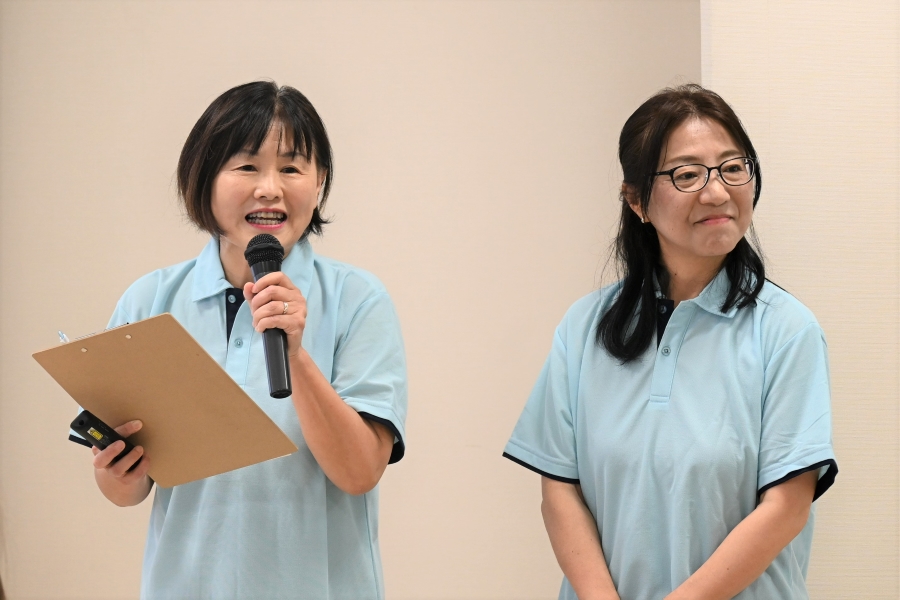 「いのちのおはなしキャラバン隊！土佐姉妹」の谷泰子さん（左）と細川真利さん