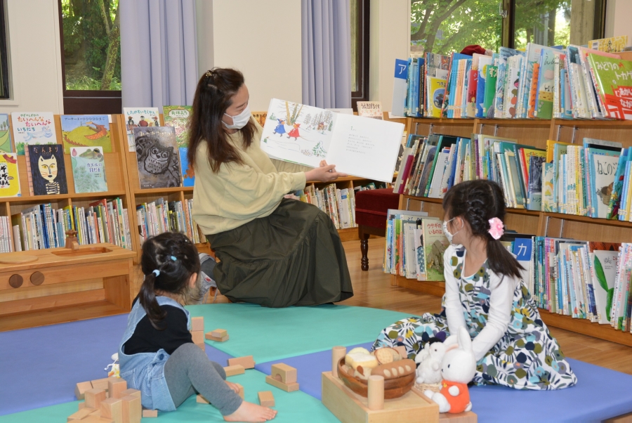 リラックスできる空間で読書できます（写真は高知こどもの図書館で撮影）