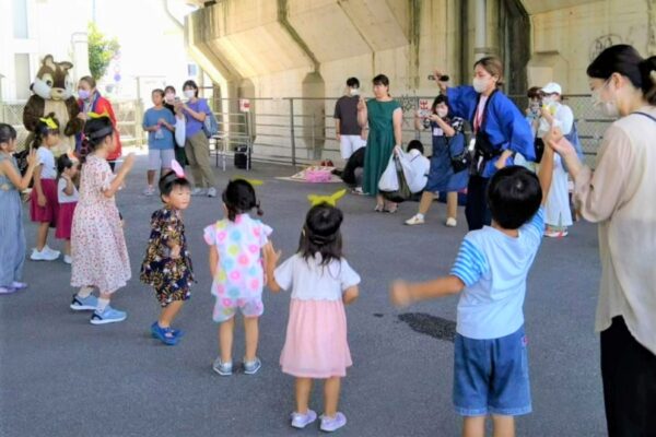 高知市で「Azonoにこにこ駅　にこにこまつり」（高知インター高架下）｜ペープサート、メダカすくい、ダンスなどで楽しめます〈PR〉