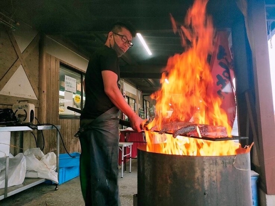 生のカツオをその日にわら焼きして届けています（提供写真）