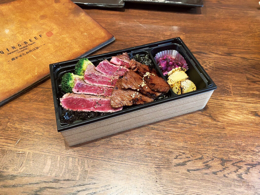 【炭火焼肉　泉味亭】北海道産和牛ランプステーキとイチボ 2 種盛弁当（2376 円）※副菜が変更になる場合があります