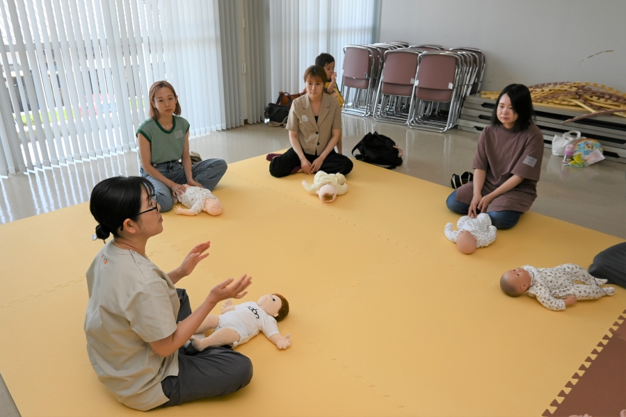 抱っこは「抱っこするよー」の声かけから