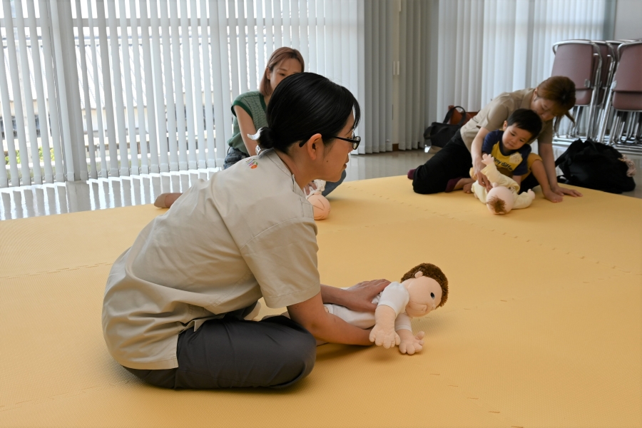 「横向くよー」で赤ちゃんを横向きに