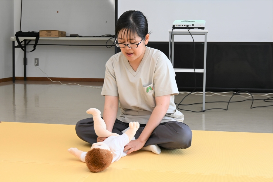 おむつ替えも左右を意識しながら