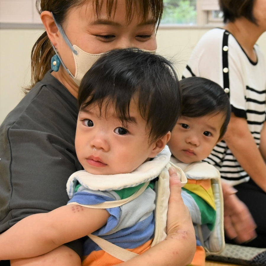 「お母さんの抱っこがいい！」とココハレ編集部員を見つめる三つ子ちゃんの2人。でも、困った時はお手伝いさせてくださいね！