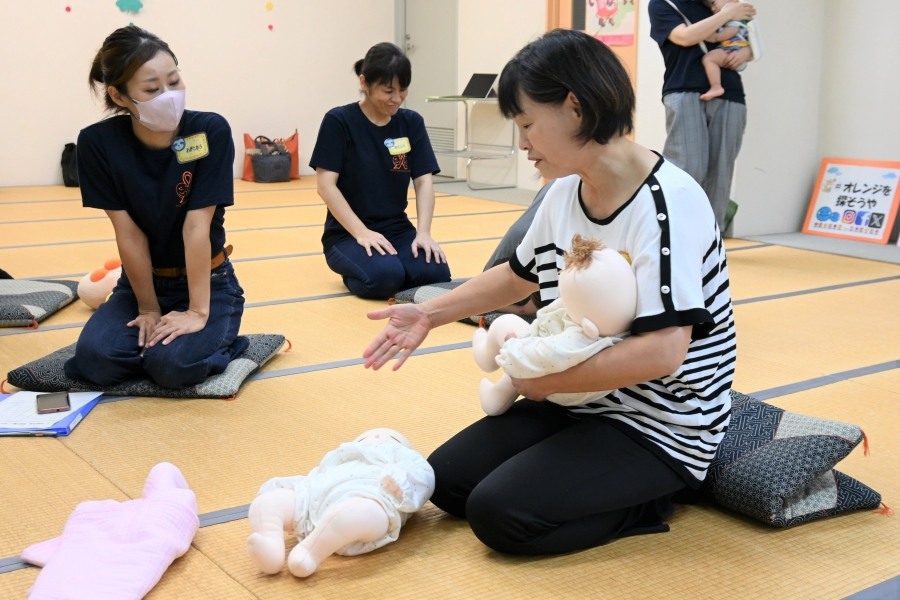 最初に抱っこするのは利き手ではない方。その後、より力を入れられる利き手側を抱っこします