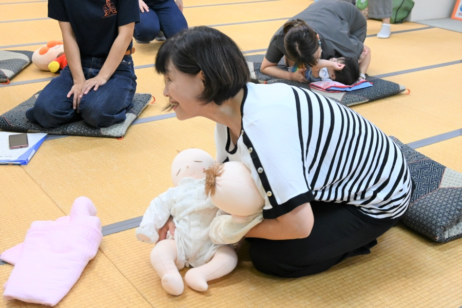 利き手側は肩から腰にぐっと手を差し込んで持ち上げます