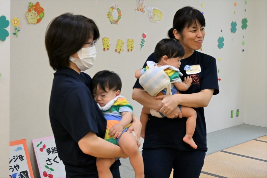 託児はありませんが、その場でスタッフが見守りのお手伝いをしています