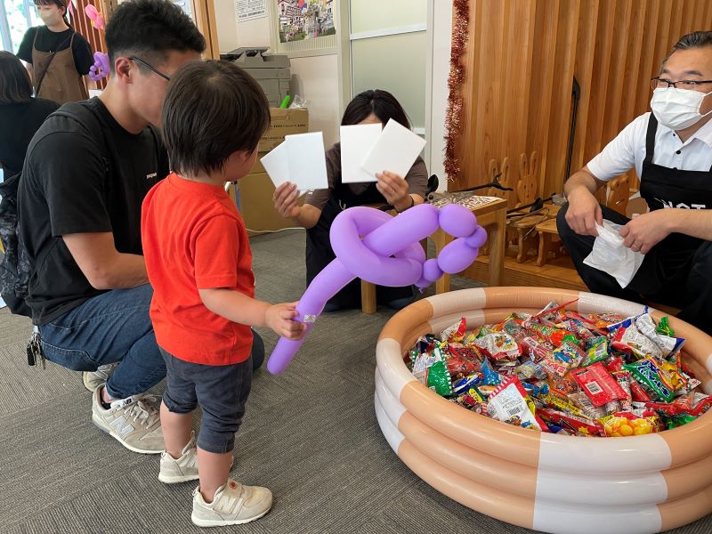 お子さんはお菓子つかみにもチャレンジできます