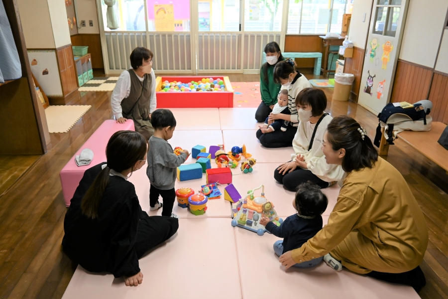 潮江第二双葉園の「ふたばっこひろば」。親子で交流しています