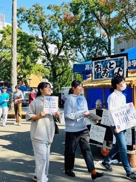 キッチンカーや模擬店が並びます