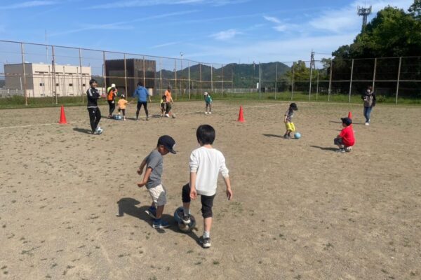 高知市で「ふれあいサッカー体験DAY」（針木運動公園）｜親子でドリブル、パス、シュートに挑戦！