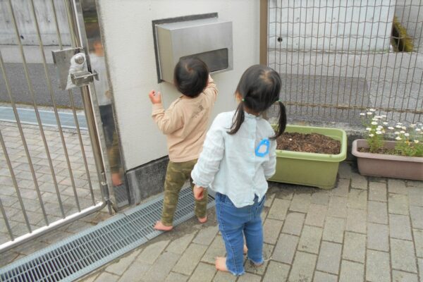 きょうだいげんかはいつまで続く？どうしたら落ち着く？関わりは「小競り合いになる前」｜高知市子育て支援センターいるかひろば・土居寿美子さんコラム「こころのとびら」㊿