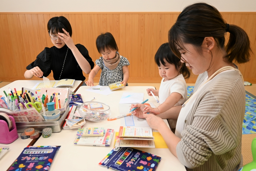 つかまり立ちや歩ける子どもは机の上に興味津々