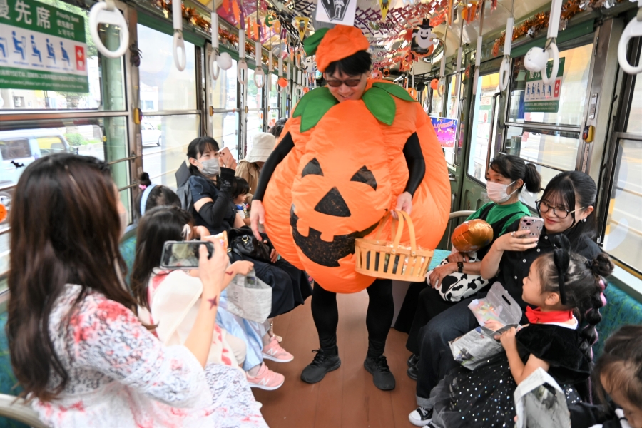 お菓子を配るかぼちゃ