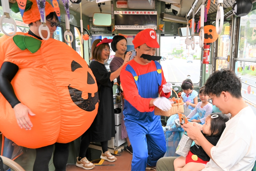 お菓子を配ります