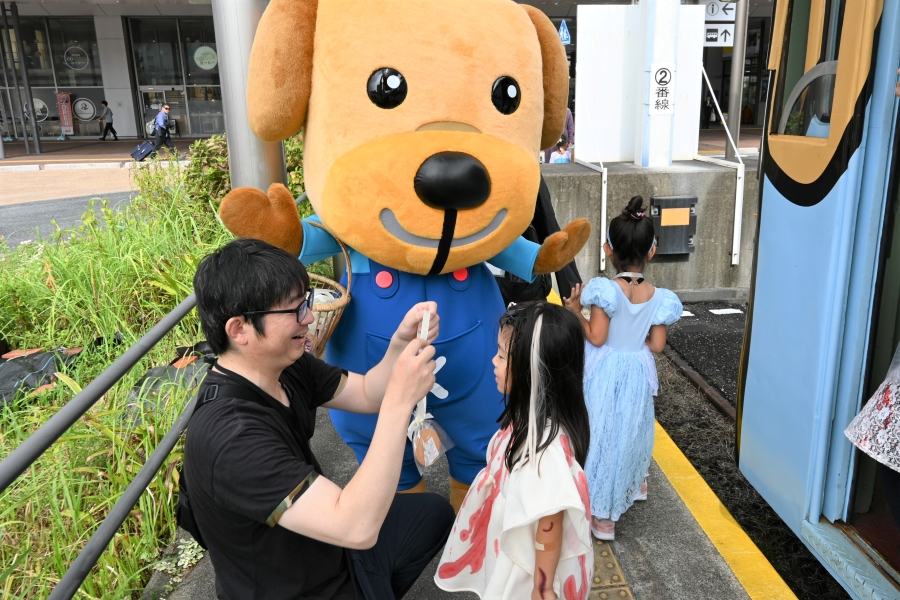 高知駅前に到着。ハロウィン電車、お疲れさまでした！