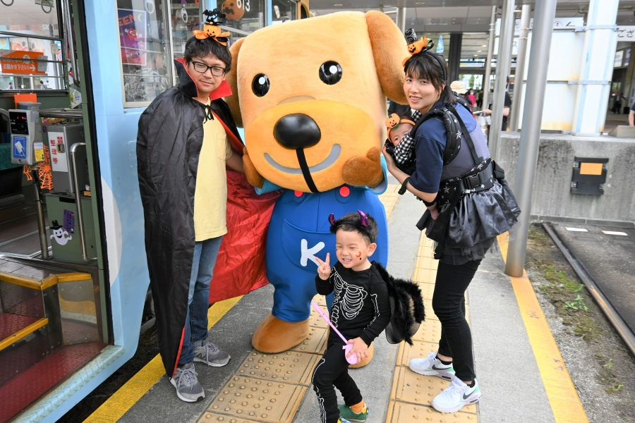 お兄ちゃんはほねほねコウモリ、お父さんはドラキュラで参加してくれました！