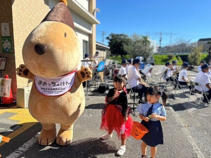 交通公園でのハロウィンイベント。高知市社会福祉士協議会マスコットキャラクターのほおっちょけんと一緒に撮ってもらいました！ ブラスバンドの演奏も素敵でした！