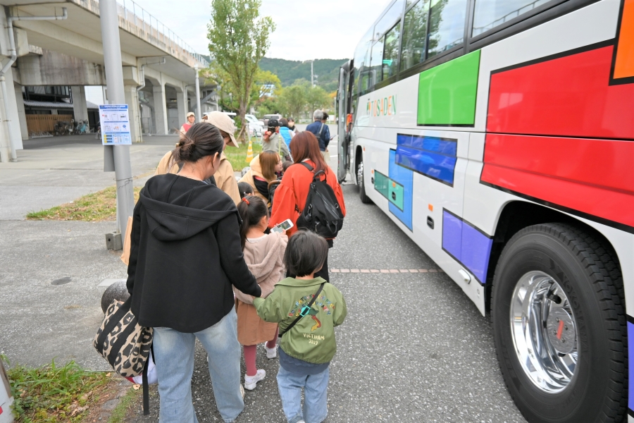 順番に乗車します。ベビーカーは預かってくれます