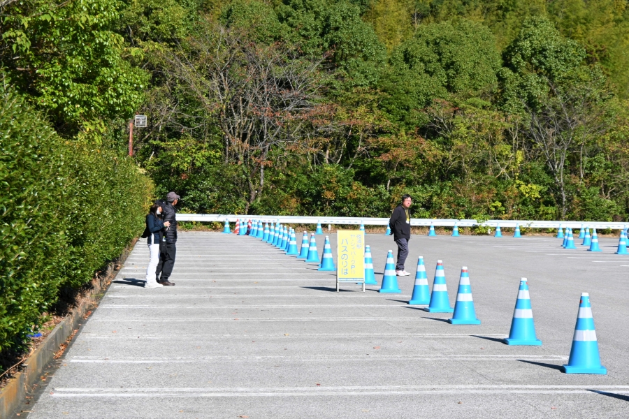 バス乗り場はクラブハウス前の駐車場にあります