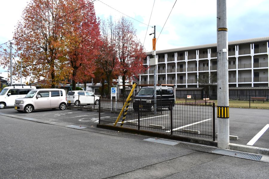 公園のすぐ横にある駐車場