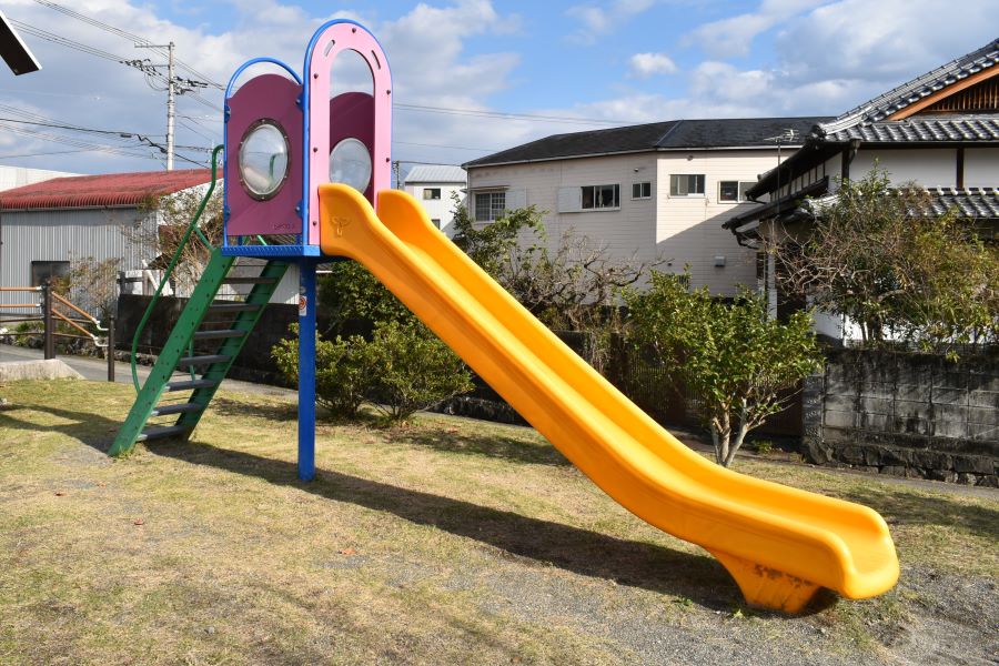 すべり台は公園の東側に