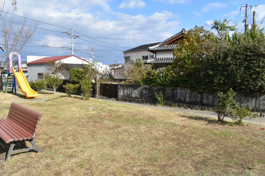 芝生から道路に落ちないようにご注意を！