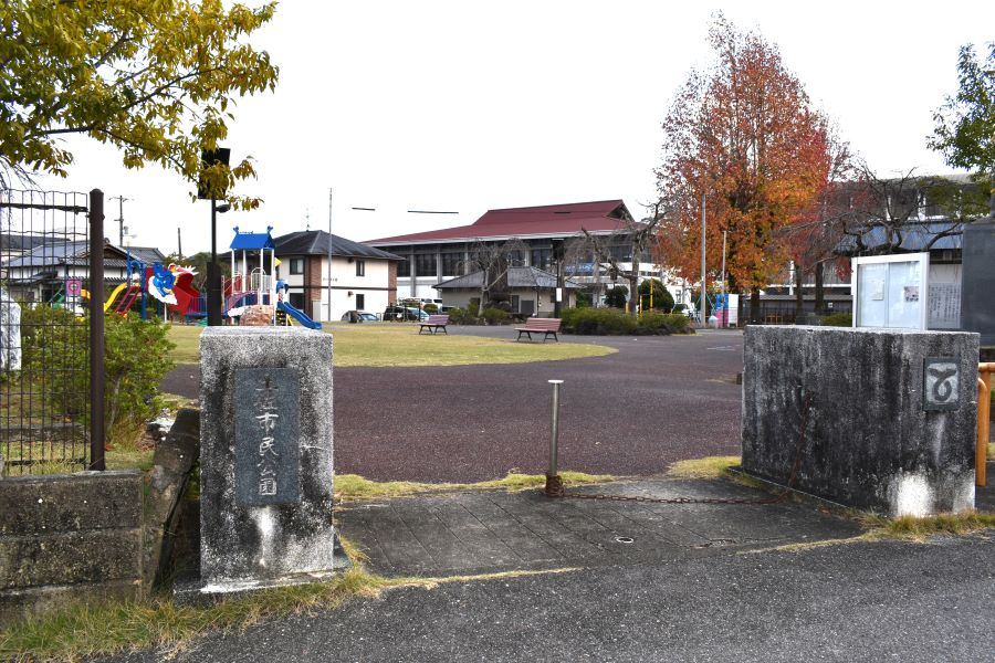 入り口は大型駐車場の目の前です