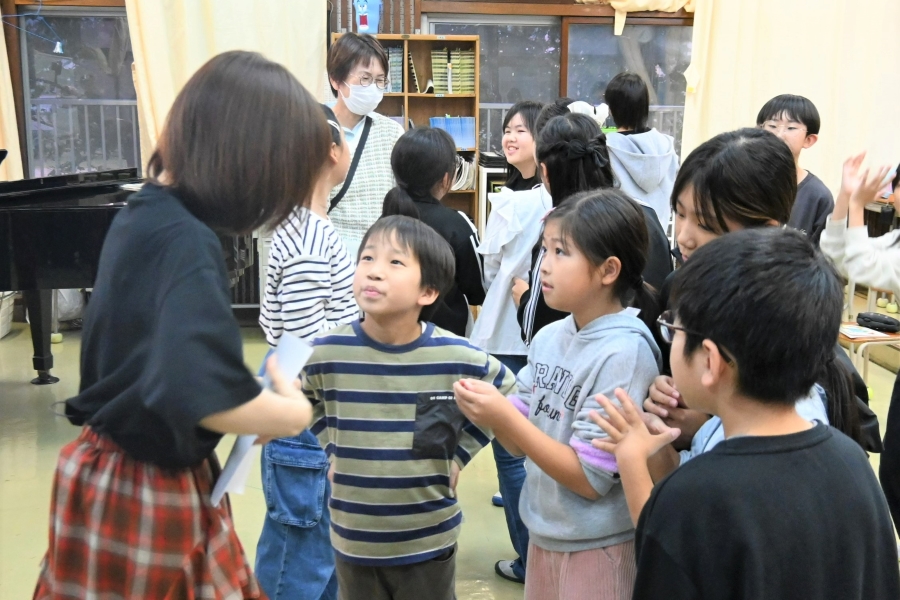 練習後、子どもたちに囲まれて