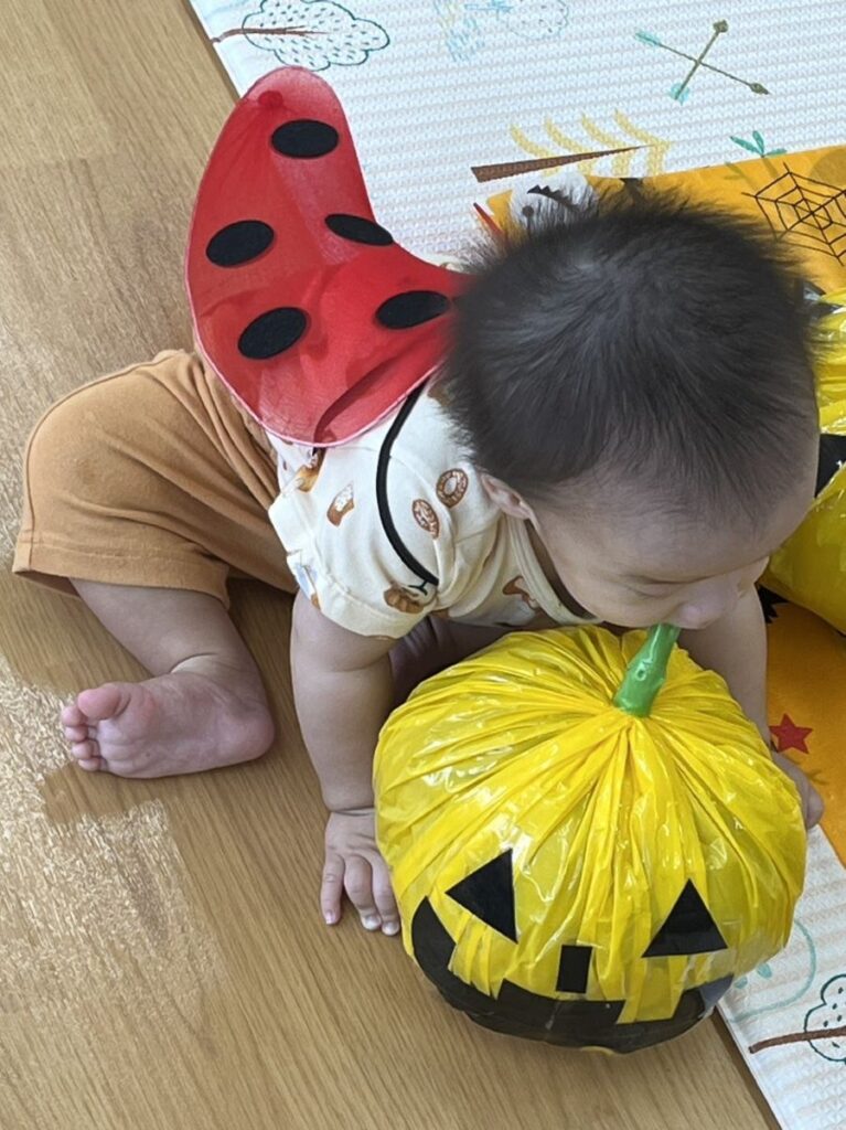 愛児園のハロウィンパーティーに参加しました。てんとう虫のコスプレでカボチャをもぐもぐ