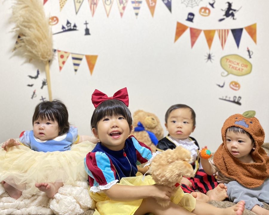 トリックオアトリート！てんやわんやのコスプレパーティー！0歳児3人と3歳の仲良しいとこ！みんなでコスプレをしてお菓子交換を楽しみました！白雪姫、海賊、カボチャのオバケ！思い思いの衣装でドレスアップしました！