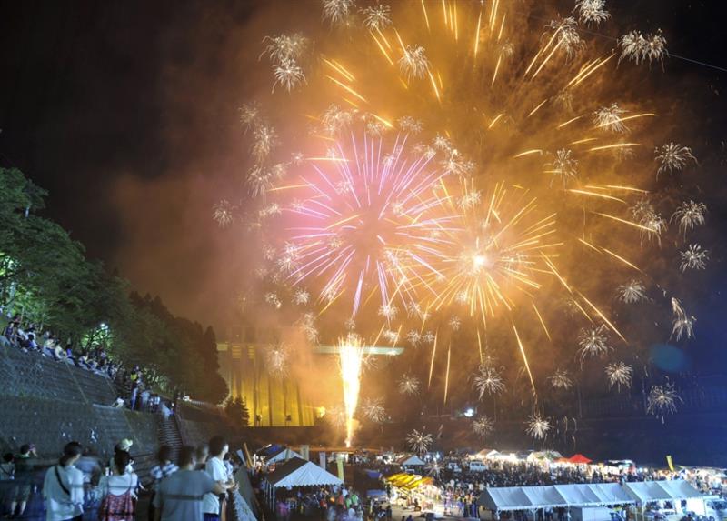 間近で上がった千発の花火が夜空を焦がしたやまびこカーニバル（高知新聞2019年8月6日掲載）