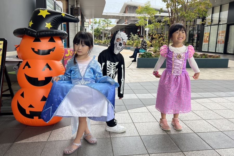 エルサとラプンツェルと、、、ガイコツ！よーくみたらガイコツもいるよ！ハロウィンイベントで撮りました