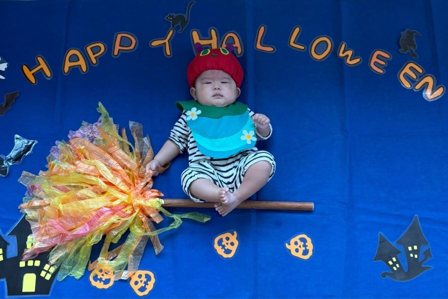 愛児園のハロウィンイベント。お腹ペッコペコ〜お空を飛んで食べ物探すぞ！しゅっぱ〜つ！