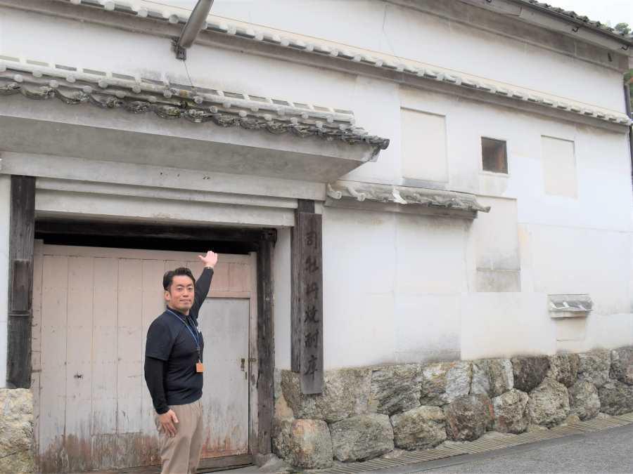 さかわ観光協会の山崎正和さん。焼酎倉庫にも美しいライトアップが施されます（佐川町甲）