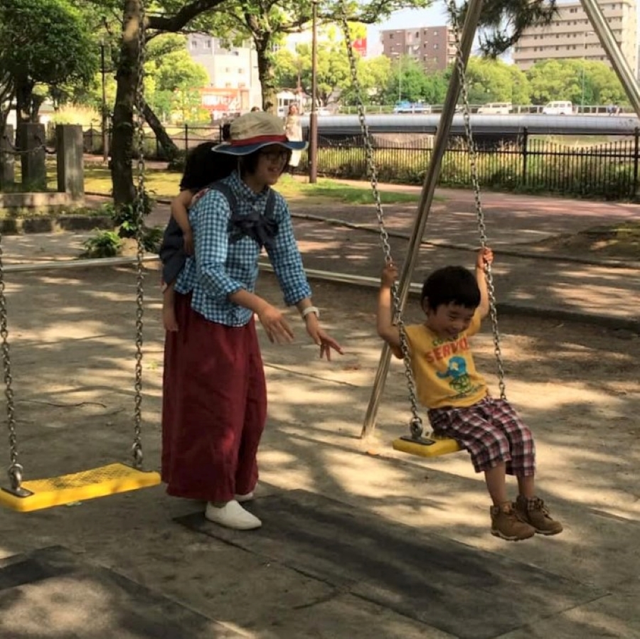 長男と遊ぶ間、長女をおんぶ。大変ながらも、楽しい毎日でした