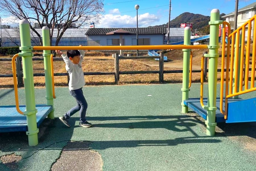 小学校低学年では低すぎてぶら下がれず…