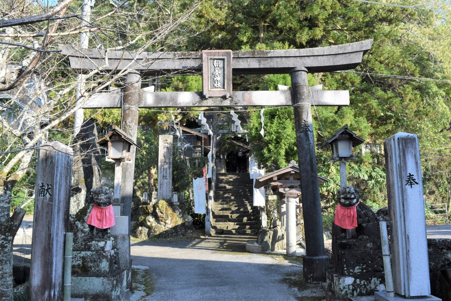 朝峯神社には安産、子授け、酒造りの神様が祭られています