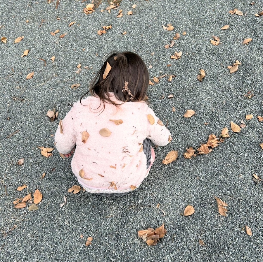 落ち葉まみれで落ち葉遊び