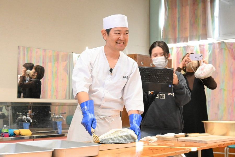 「魚が豊富にある高知に住んでて、うろこを見たことがないのはもったいないよ！」