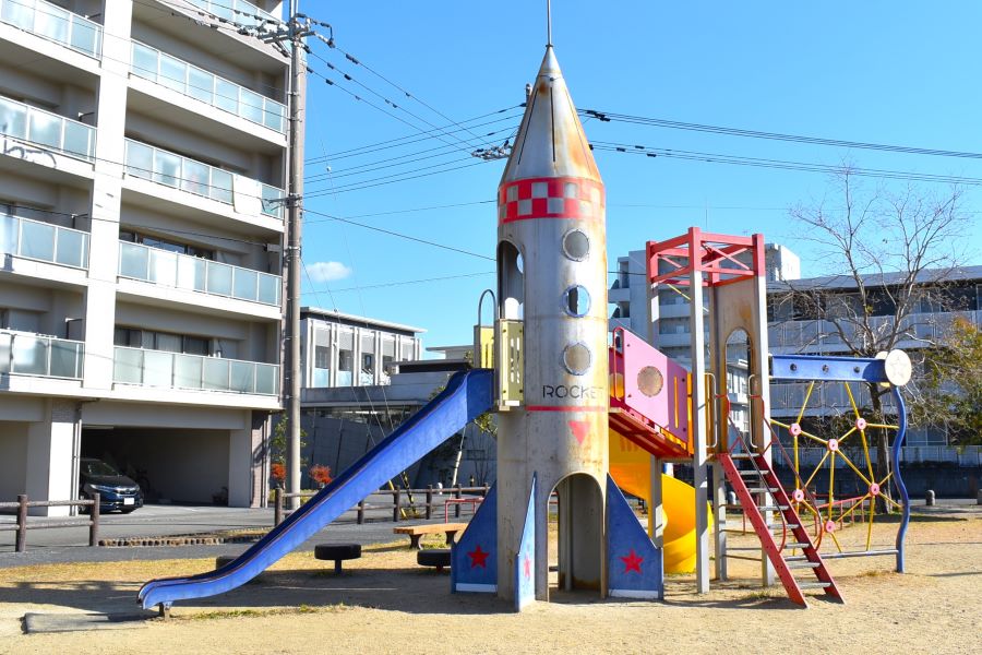 ロケットの複合遊具