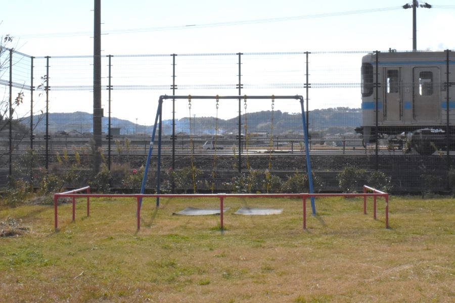 フェンスぎりぎり！目の前を列車が駆け抜けていきます