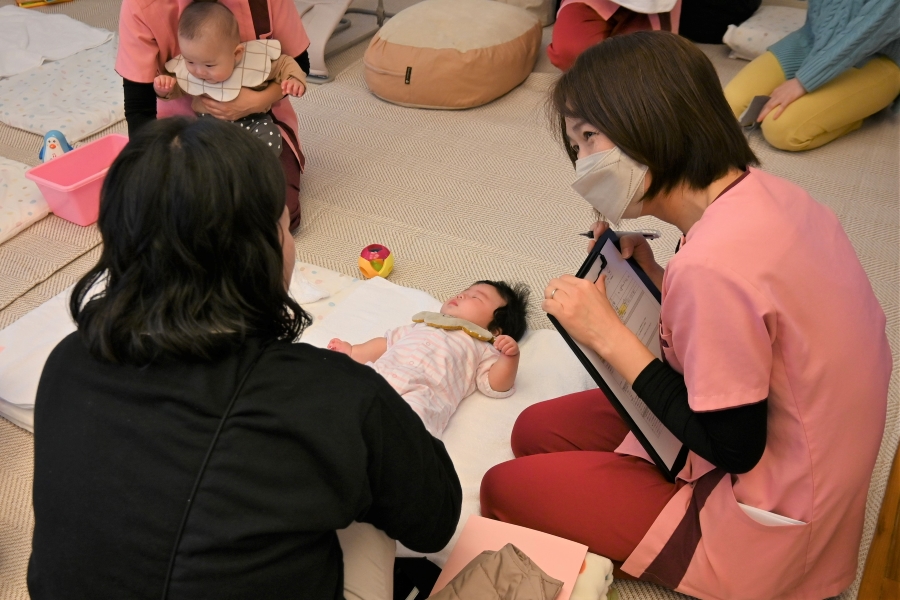 子育てで困っていること、受けたいケアなどを聞き取り