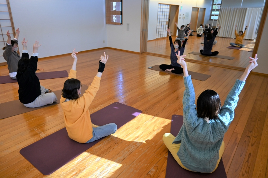 子育て中は腰が痛いし、肩も凝る！ゆっくりストレッチ