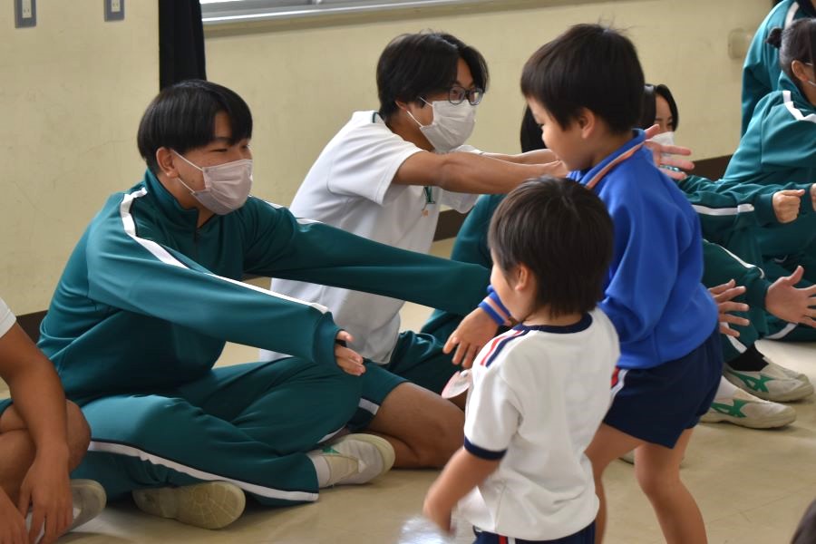 高校生と園児がペアになります